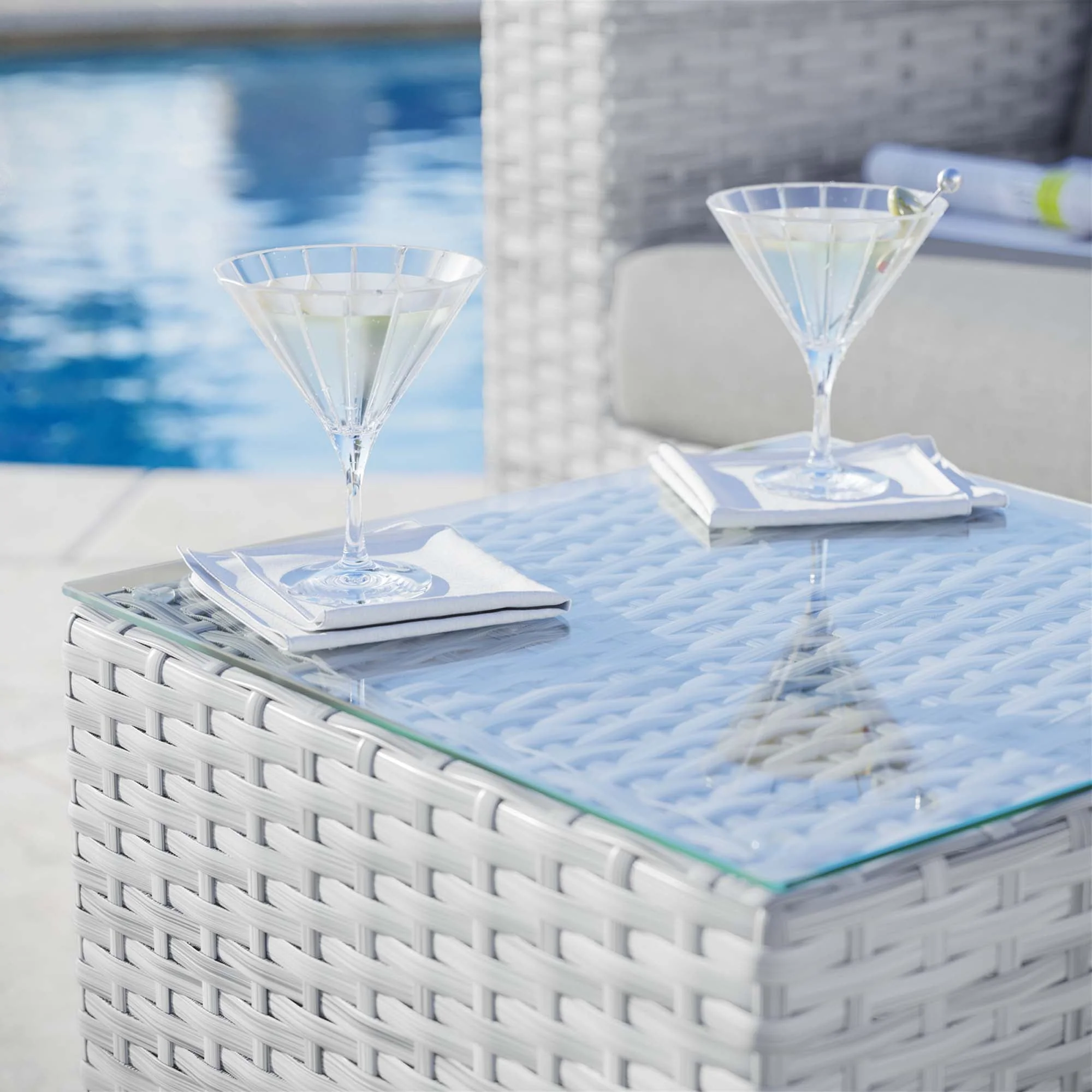 18" Light Gray Wicker Rattan Outdoor Patio Side Table - Image 3