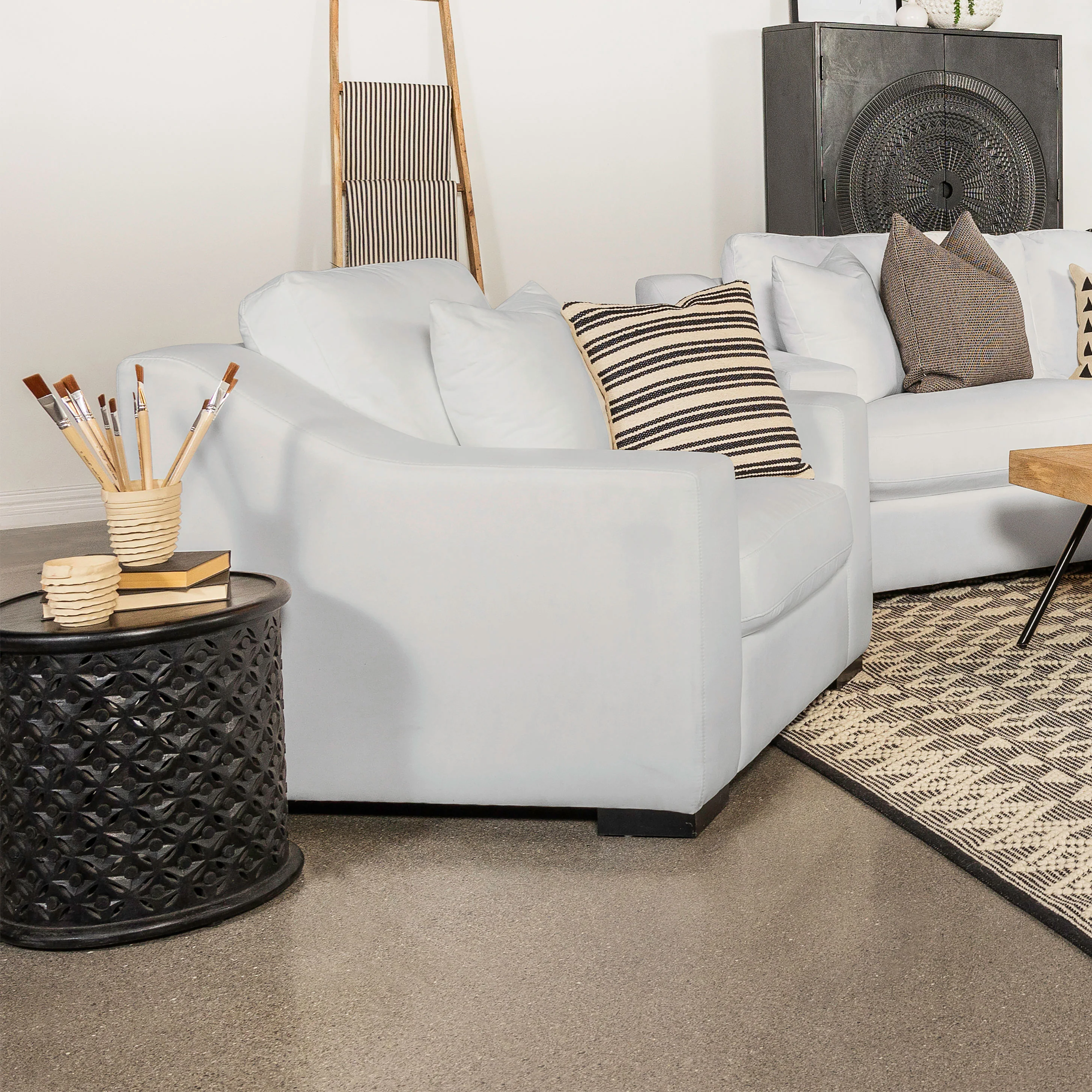 Ashlyn Upholstered Sloped Arm Accent Chair in White - Image 4